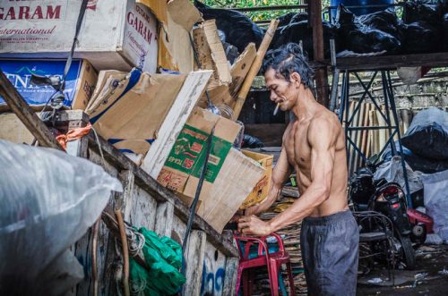 Packing trash onto cart in Jakarta Packing trash onto cart in Jakarta