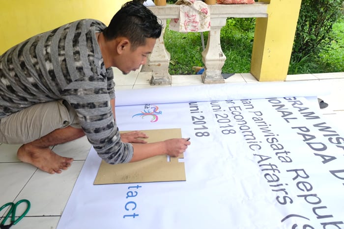 tracing-bag-shape-on-billboard tracing-bag-shape-on-billboard